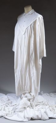 Cinq robes de communion en coton blanc. Fermeture éclair dan…