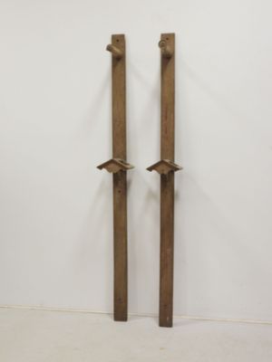 Deux portes-harnais muraux en chêne.