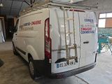 une camionnette garée à l'intérieur d'un bâtiment