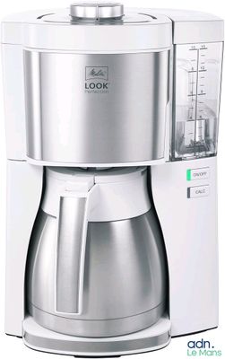 une cafetière posée sur une table blanche