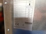 un gros plan d'une boîte métallique sur laquelle est apposée une étiquette de prix