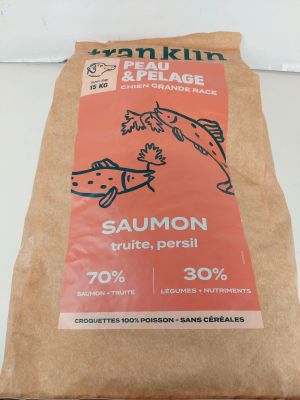 un gros plan sur un sac de saumon posé sur une table