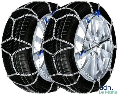 une paire de chaînes à neige ornées de perles bleues