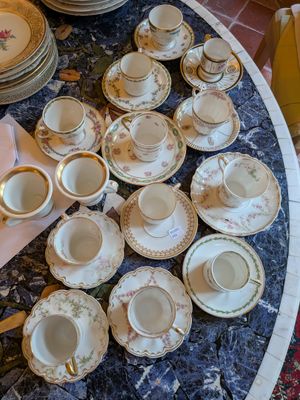 une table avec beaucoup d'assiettes et de tasses