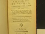 un livre ouvert posé sur une table
