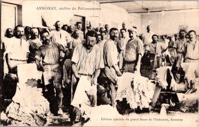 une vieille photo d'un groupe d'hommes posant pour une photo
