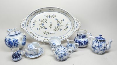 beaucoup de vaisselle et de tasses bleues et blanches sur la table