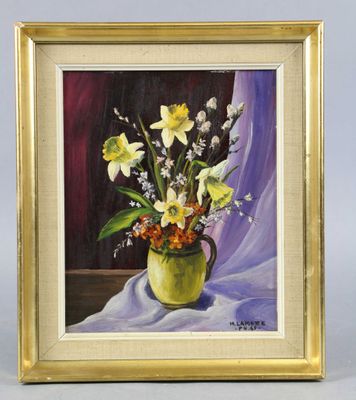 tableau représentant des jonquilles et d'autres fleurs dans un vase posé sur une table