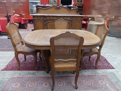 une table et des chaises dans une pièce recouverte d'un tapis