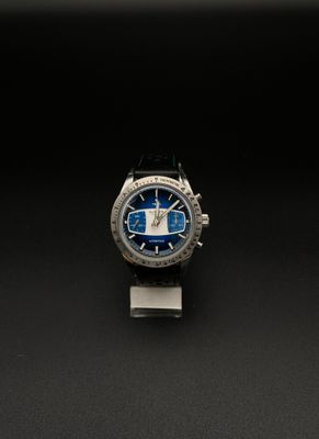 gros plan d'une montre sur une surface noire avec un fond noir