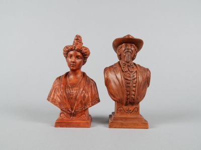 une paire de bustes en bois sculpté représentant une femme et un homme
