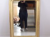 une femme se prenant en photo dans un miroir