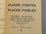 un livre ouvert posé sur une table, avec l'image en noir et blanc d'une horloge