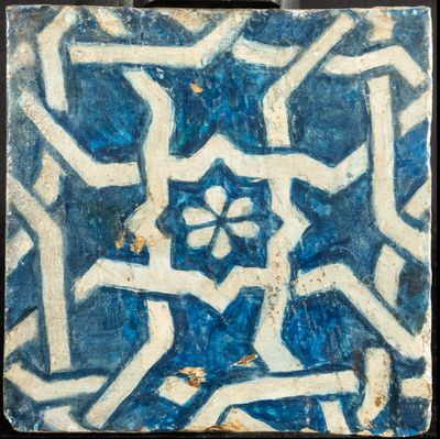 un carreau bleu et blanc orné d'un motif en forme d'étoile