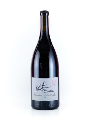 une bouteille de vin posée sur une table