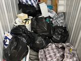 un tas d'ordures dans un débarras, près d'une porte