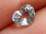 quelqu'un tient un diamant en forme de cœur dans la main