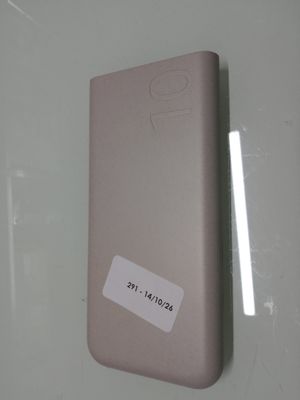 un téléphone portable sur lequel est collé un autocollant à l'arrière