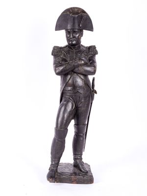 statue d'un soldat portant un casque et une épée