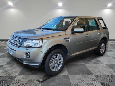 une photo d'un Land Rover argenté garé dans un garage