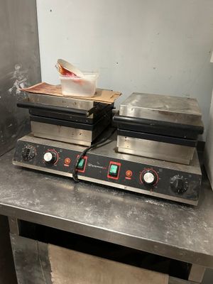 deux fours à pizza posés sur une table dans une cuisine