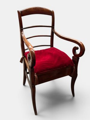 une image représentant une chaise avec un coussin rouge sur fond blanc