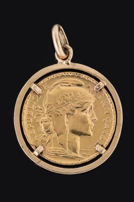 gros plan d'une pièce d'or portant un visage de femme