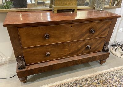 Commode en bois de placage ouvrant en façade par deux tiroir…