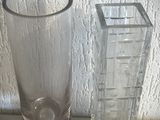 deux vases en verre posés l'un à côté de l'autre sur une table