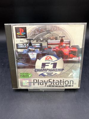 un gros plan sur la jaquette d'un jeu vidéo représentant une voiture de course