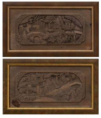 paire de plaques anciennes en bois sculpté représentant une scène de la vie à la ferme