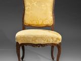 une chaise avec une assise rembourrée jaune et un piètement en bois