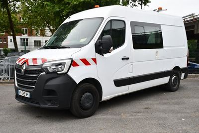 une camionnette blanche garée dans un parking