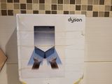 un rouleau de papier toilette sur lequel est représentée une paire de chaussures