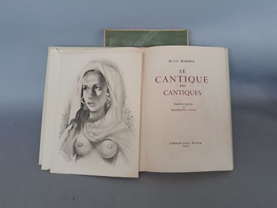 un livre ouvert sur lequel figure le dessin d'une femme portant un foulard