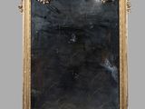 une image représentant un miroir à cadre doré sur fond gris