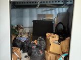 une porte de garage dans laquelle s'entassent des déchets