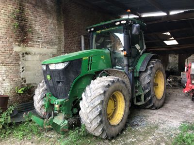 un tracteur garé à l'intérieur d'un bâtiment
