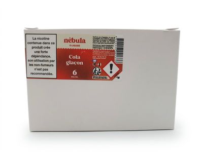 La boîte est blanche et porte une étiquette rouge.