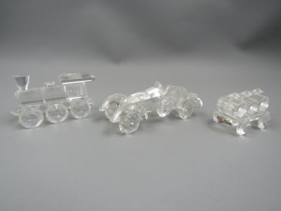 SWAROVSKI, Réunion de 2 sujets en cristal facetté : voiture …