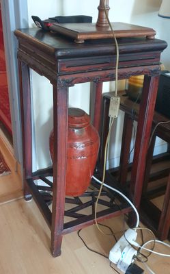 une petite table sur laquelle est posée une lampe, dans un salon