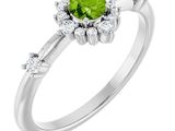 une bague en or blanc sertie d'un péridot et de diamants
