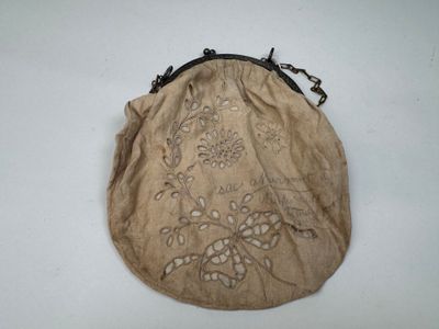 une image représentant un petit sac à main orné d'un motif floral