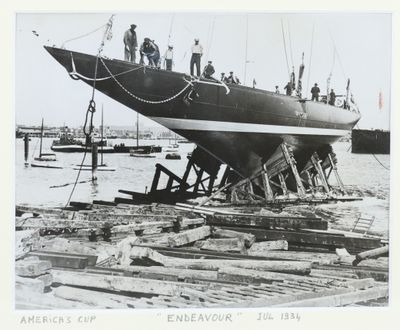 une photo en noir et blanc d'hommes sur un bateau
