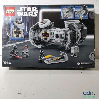 une boîte contenant des sets Lego Star Wars posée sur une table