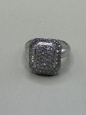 gros plan d'une bague en diamant sur une surface blanche