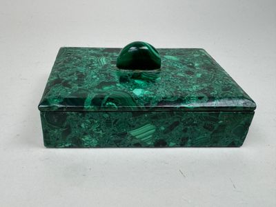 boîte en marbre vert avec une poignée verte sur un fond blanc