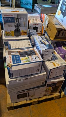 de nombreux cartons empilés sur le sol