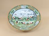 une photo d'une assiette décorative ornée d'oiseaux et de fleurs