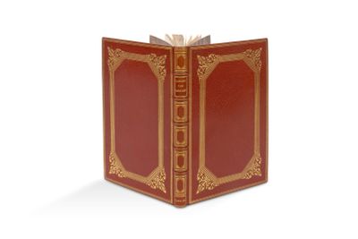 un livre rouge orné d'une bordure dorée